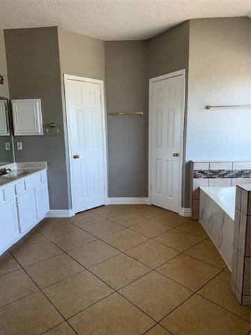 Building Photo - 5201 Tennis Villa Dr