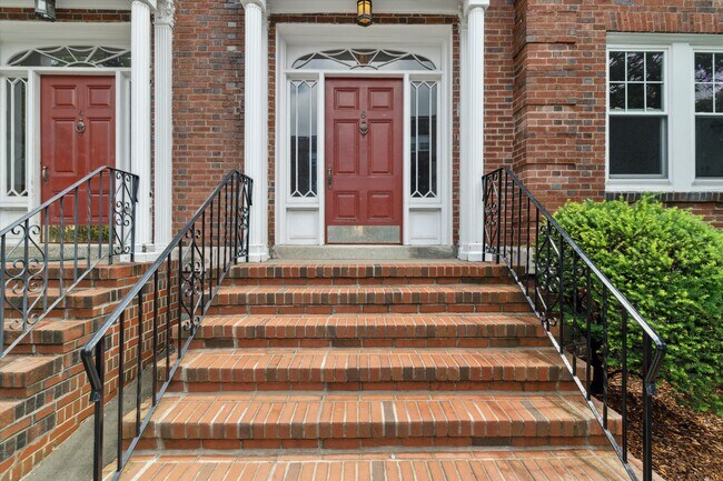 Building Photo - 6 Alton Ct