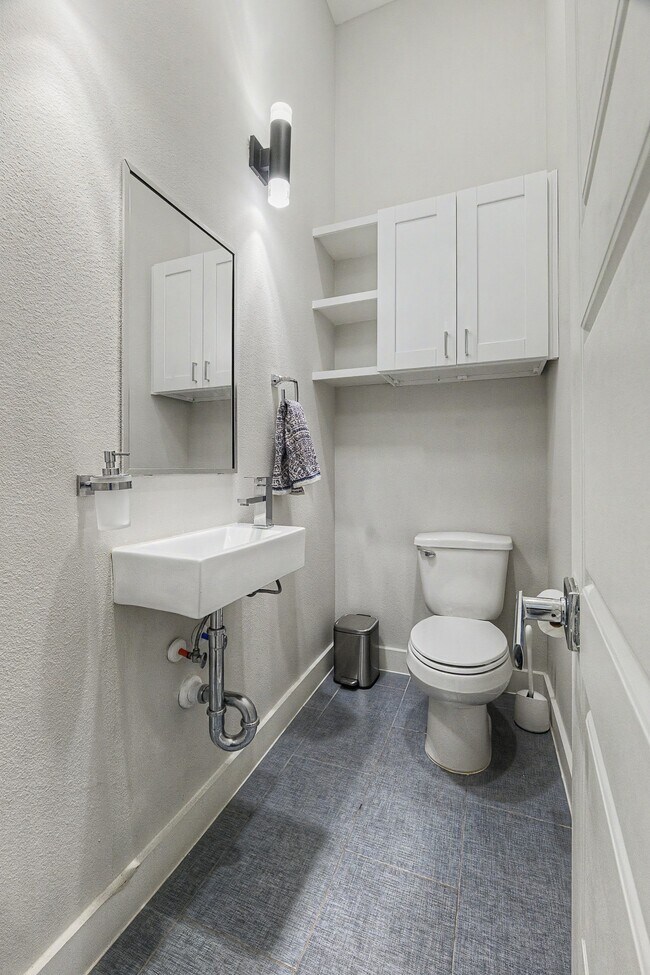 Building Photo - 1226 W 26th St