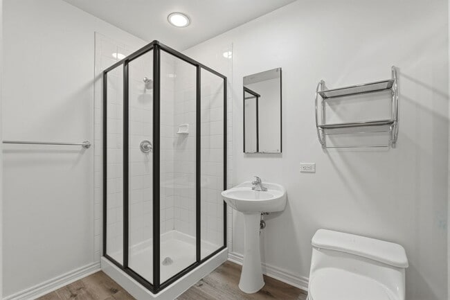 Building Photo - 2-bed, 2-bath condo in secure building with private laundry and city views