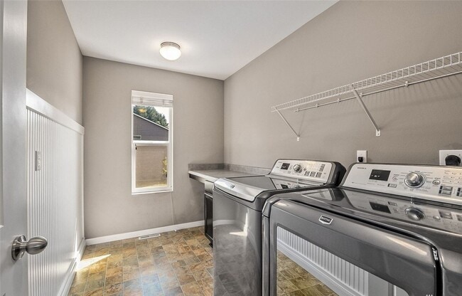 Building Photo - Updated 3 bedroom, 2.5 bath home in Tacoma!