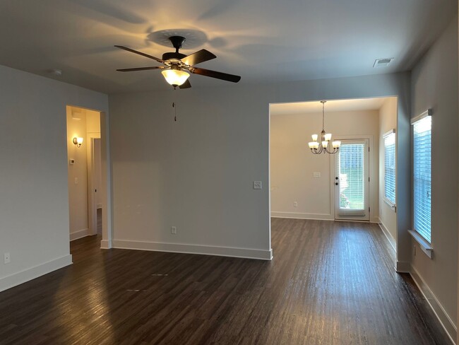 Building Photo - 3 Bedroom Home With Spacious Garage