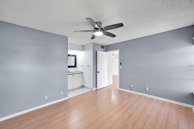 Building Photo - 906 Twin Lakes Dr