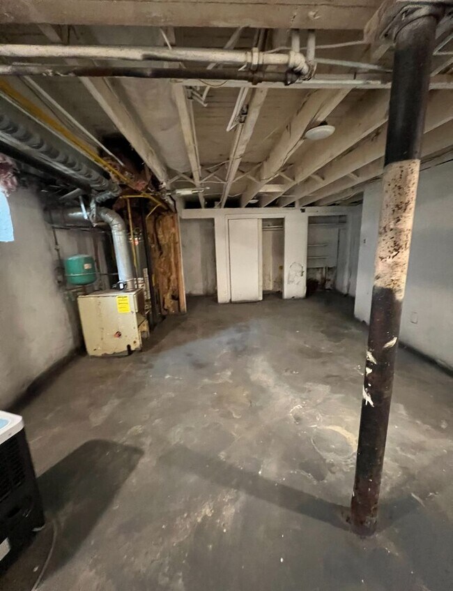 Building Photo - Renovated 3 Bedroom End Unit Available Now!