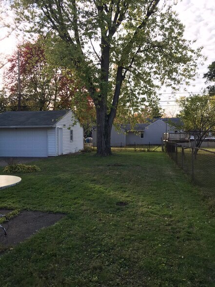 Building Photo - 866 Warwick Dr