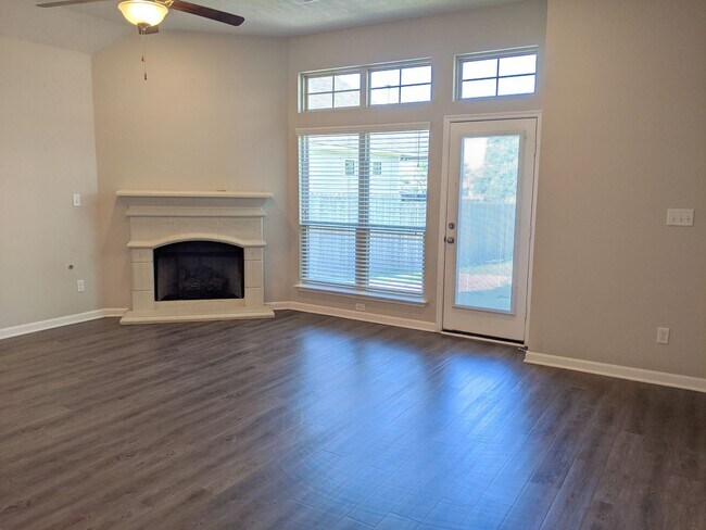 Building Photo - Available August 2026! Beautiful Home in Bryan!