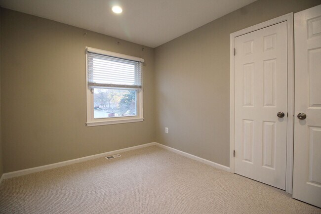 Building Photo - Large 4BR/3B Brick Home