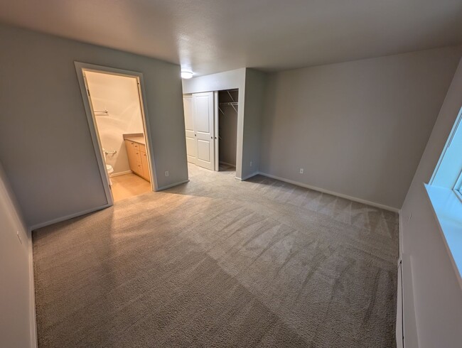 Building Photo - High End 3 Br Condo off of Bothell-Everett...