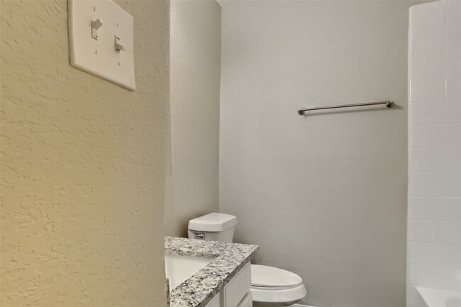 Building Photo - 21405 Surrey Glen Ct