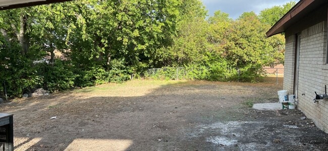Building Photo - 3 bedroom 2 bathroom! HOUSING ACCEPTED!