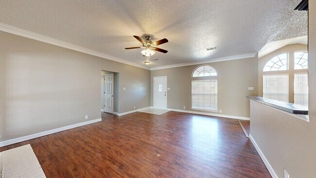 Building Photo - 3 bed 2 bath home, 2 car garage