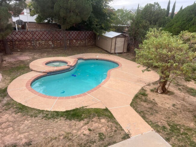 Building Photo - Incredible 4 bedroom, 2 1/2 bath home in East El Paso!!
