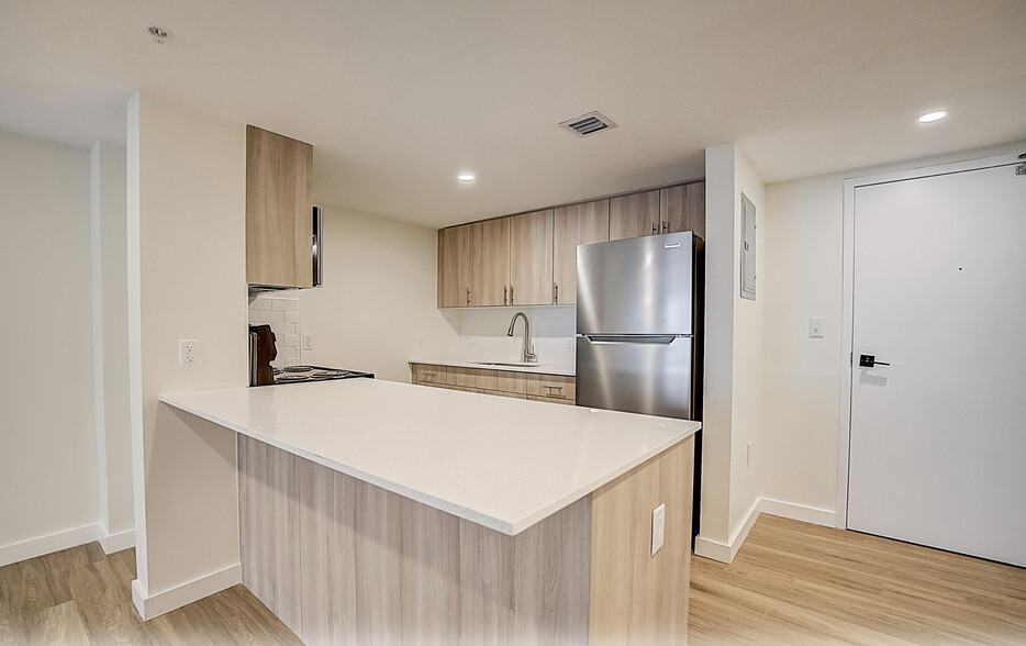 Kitchen - Biscayne Gardens  Apartments