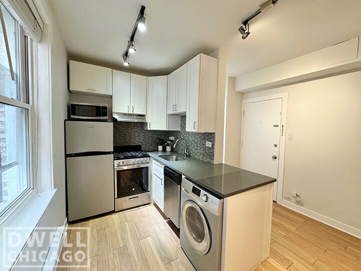 Building Photo - 501 W Belmont Ave
