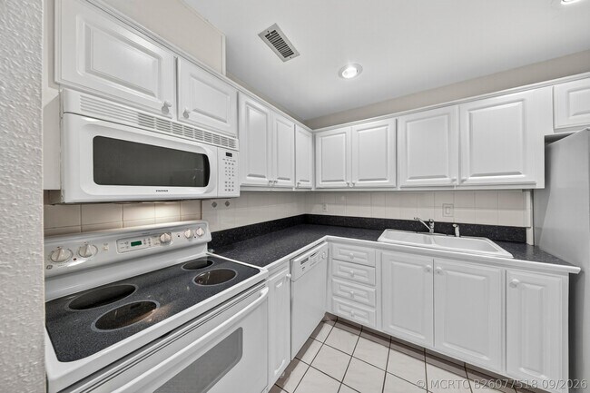 Building Photo - 6417 Bay Club Dr