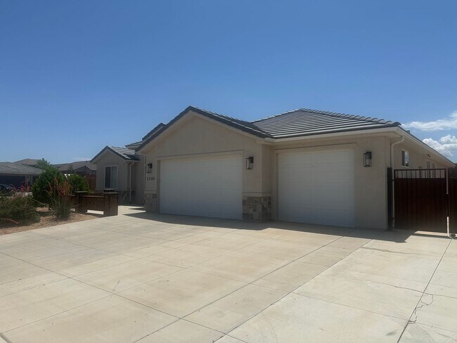 Building Photo - Custom 4 bedroom Single Story. Crimson Cli...