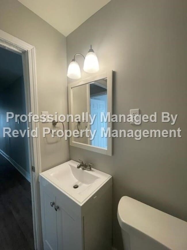 Building Photo - 170 Eastview Dr