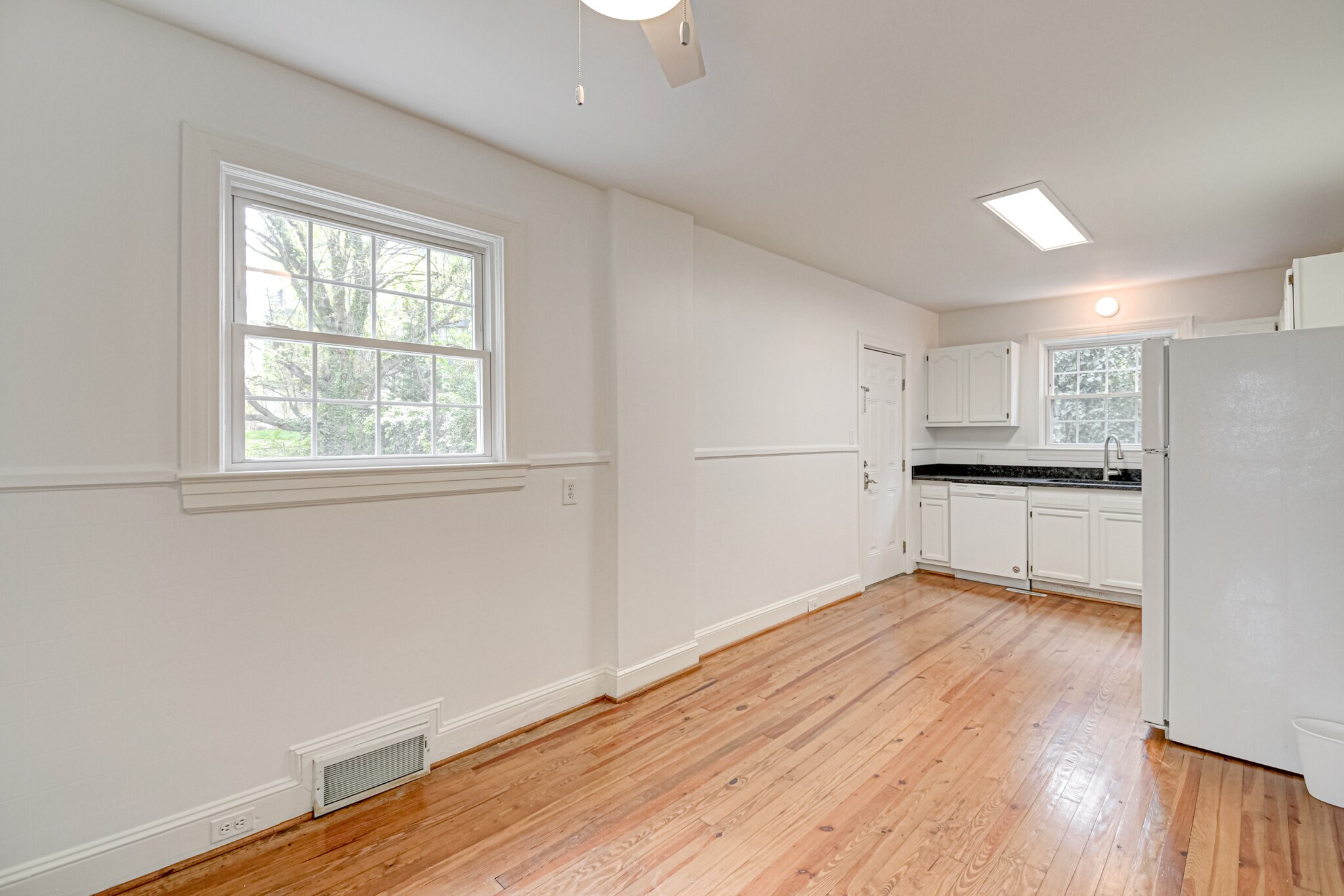 Building Photo - 1612 W 1st St