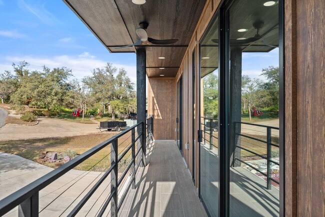 Building Photo - 8610 Grandview Dr