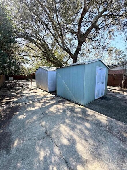 Building Photo - 1010 Hawthorn Dr