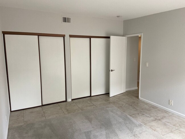 Building Photo - Completely Remodeled Townhouse in Fashion ...