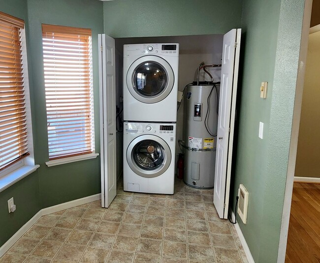 Building Photo - Spacious 2 bedroom Townhome w/ 2 car garage