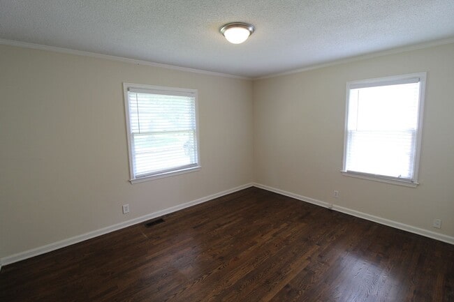 Building Photo - 2 Bedroom 1 Bath Home in Mission Kansas