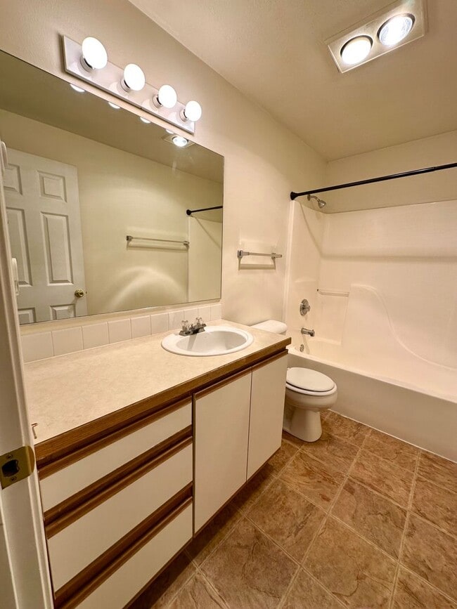 Building Photo - *** $1,500 OFF 1st Month *** Charming Duplex in Redmond, OR! 611 NE Larch!