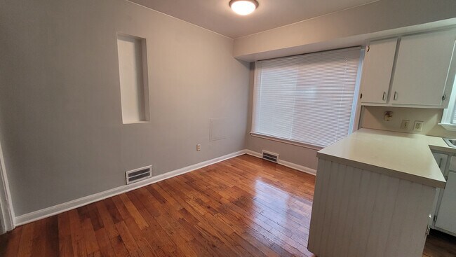 Building Photo - 2556 Thomas st