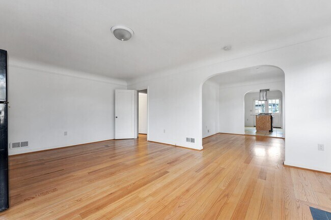 Building Photo - Spacious 6 Bed 2 Bath Home- N Portland Charmer!