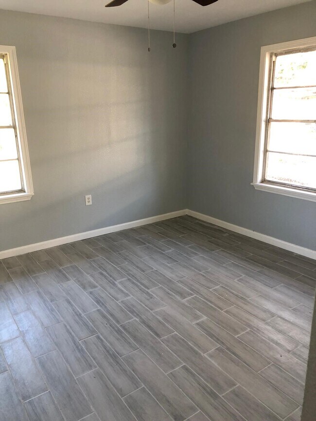 Building Photo - 6022 Lyndhurst Dr