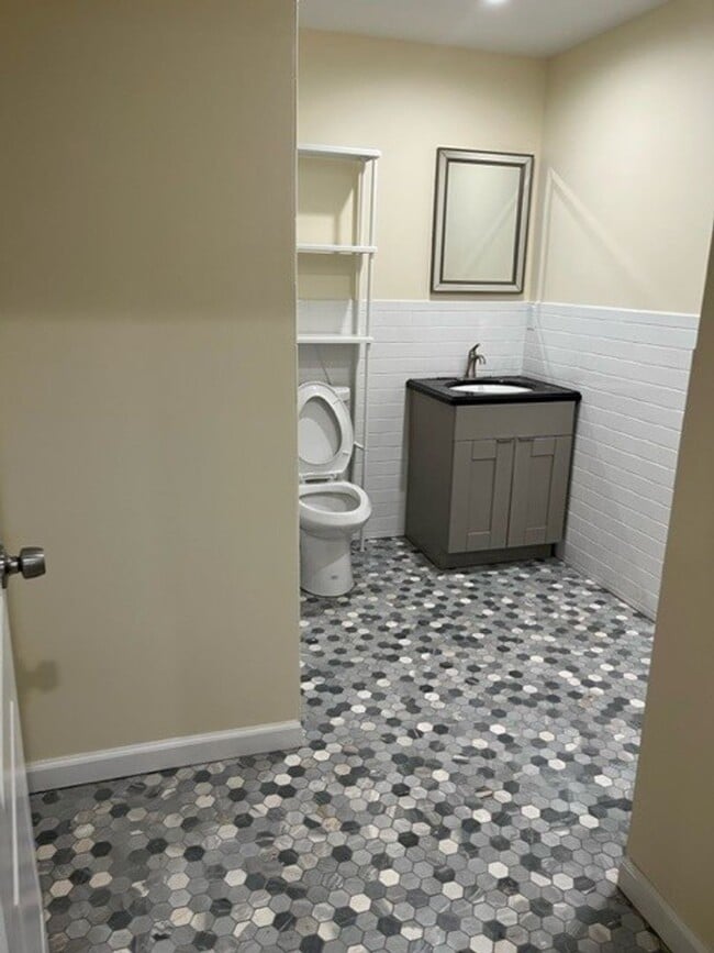 Building Photo - Recently Remodeled 2 bedroom 1 bath