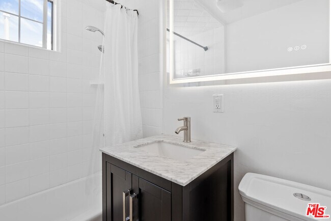 Building Photo - 5541 Fallbrook Ave