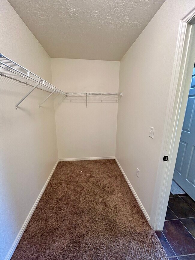 Building Photo - Bright 3-Bed, 2-Bath Condo with Mountain Views & Community Amenities