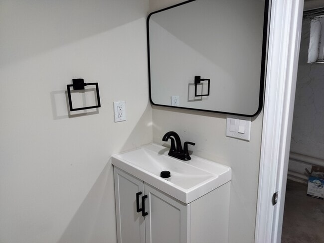 Building Photo - 32 Newell Ave