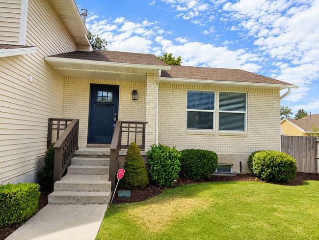 Building Photo - Spacious 5-Bedroom Sandy Home with Large Fenced Yard