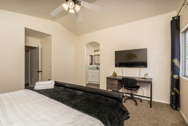 Building Photo - 1762 E Sycamore Rd