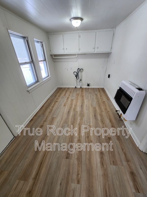 Building Photo - 631 N Hickory Ave