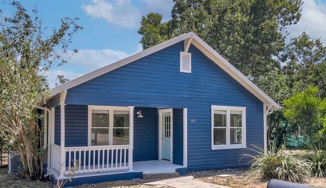 Building Photo - 917 W 4th St