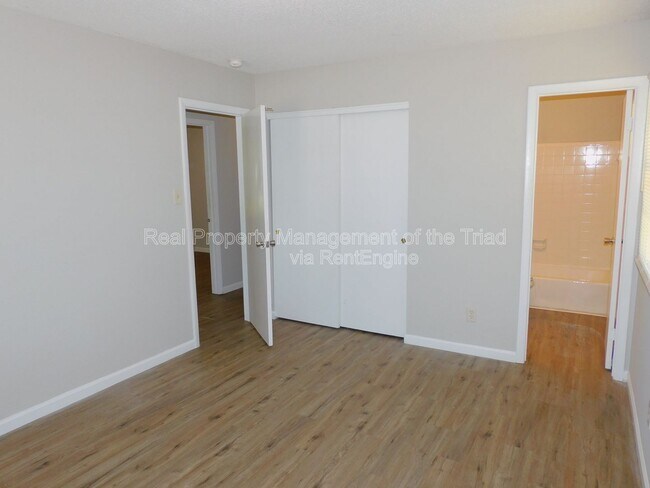 Building Photo - 4921 Chaucer Dr