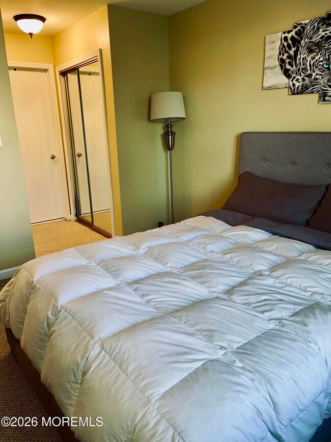 Building Photo - 398 Brookview Ct