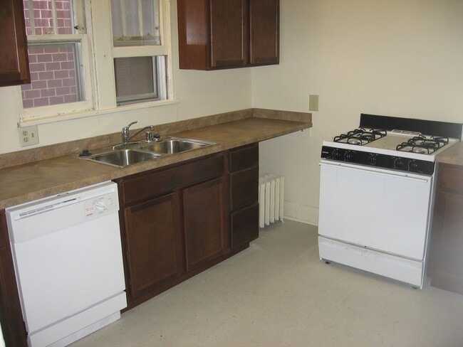 Building Photo - Spacious Madison 5-Bedroom with Yard, Park...