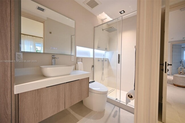 Building Photo - 2537 SE 10th Ct