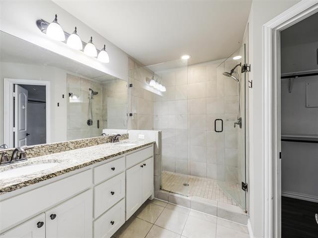 Building Photo - 4918 Villas Dr
