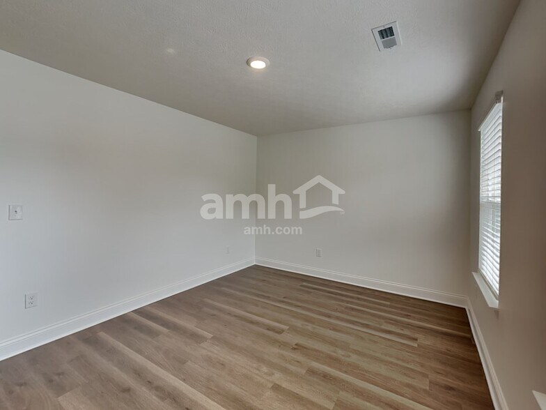 Building Photo - 318 Pne Hl Ct