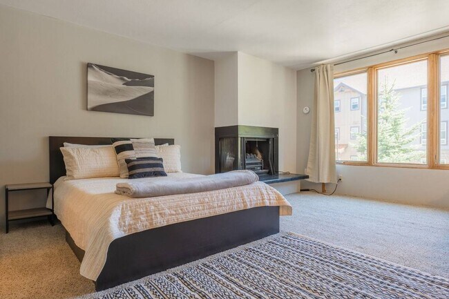 Building Photo - Walk to Main St and Gondola! Furnished!