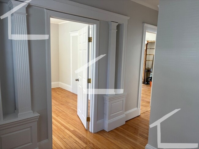 Building Photo - Huge, newly renovated 3 bed unit near Oak Square.