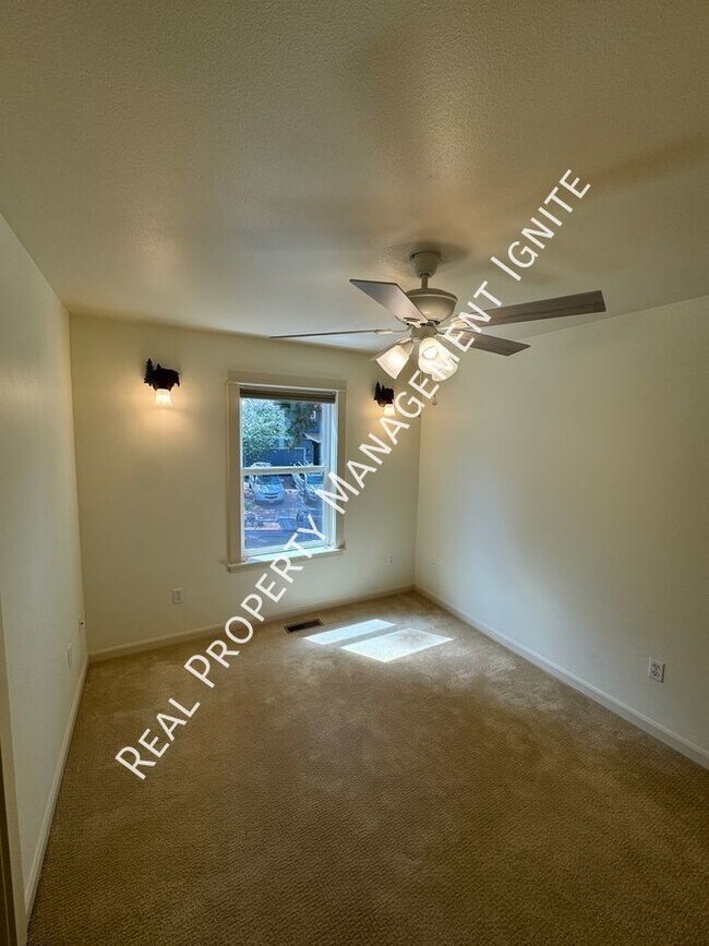 Building Photo - Immaculate Westside Home in the Pine Trees