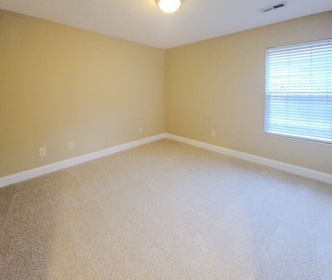 Building Photo - Knoxville 37931 - 4 bedroom 2.5 bath - call Ryan Fogarty 865-333-4840