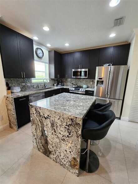 Building Photo - 956 NW 126th Ter